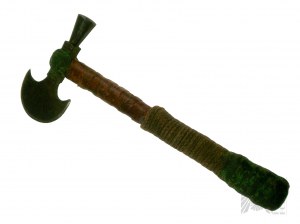 Set di strumenti vari: Falce, due asce, due pugnali ornamentali, frammento di cotta di maglia.