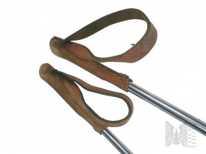 Staré lyžiarske palice s koženými rukoväťami a držadlami