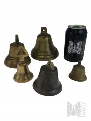 Pět mosazných starých zvonů různých velikostí