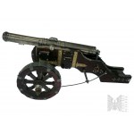 Trois petites répliques décoratives de canons à poudre