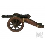 Trois petites répliques décoratives de canons à poudre