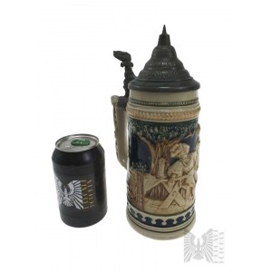 Kufel Ceramiczny z Pokrywą, Relief ze Sceną Rodzajową; Sentencja “In Durstiger Mitt, All Sorgen Quitt”