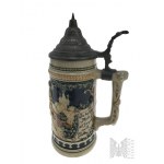 Kufel Ceramiczny z Pokrywą, Relief ze Sceną Rodzajową; Sentencja “In Durstiger Mitt, All Sorgen Quitt”