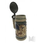 Kufel Ceramiczny z Pokrywą, Relief ze Sceną Rodzajową; Sentencja “In Durstiger Mitt, All Sorgen Quitt”