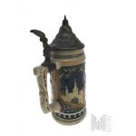 Kufel Ceramiczny z Pokrywą, Relief ze Sceną Rodzajową; Sentencja “In Durstiger Mitt, All Sorgen Quitt”