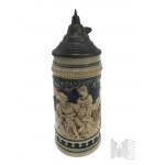 Kufel Ceramiczny z Pokrywą, Relief ze Sceną Rodzajową; Sentencja “In Durstiger Mitt, All Sorgen Quitt”