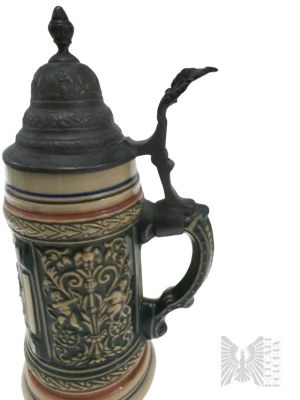 Keramický pohár s plechovým viečkom, basreliéf so žánrovým výjavom