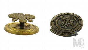 Zwei Abzeichen - Abzeichen des 31. taktischen Luftwaffenstützpunkts Krzesiny; Miniaturnadel - Weißer Adler