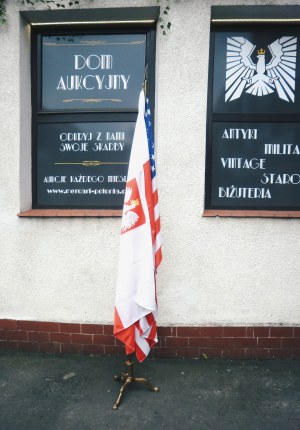 Supporto molto grande con bandiere polacche e americane*.