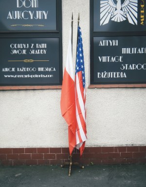 Très grand stand avec drapeaux polonais et américains*.