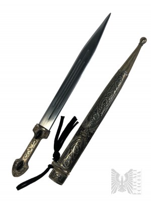 Starý ozdobný rytířský meč s ozdobnou rukojetí a pochvou