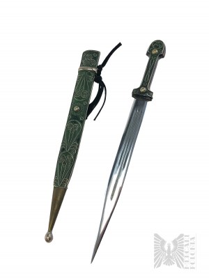 Ancien couteau décoratif en métal avec manche et fourreau richement estampés