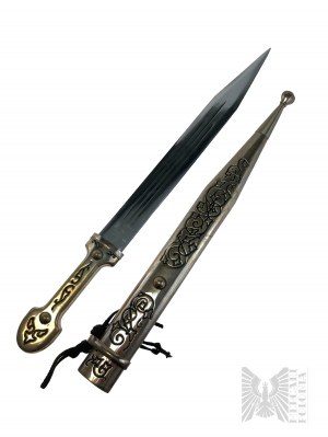 Starý ozdobný rytířský meč s bohatě reliéfní rukojetí a pochvou