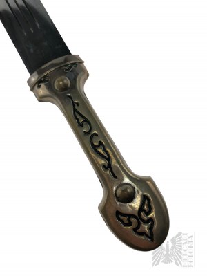 Starý ozdobný rytířský meč s bohatě reliéfní rukojetí a pochvou