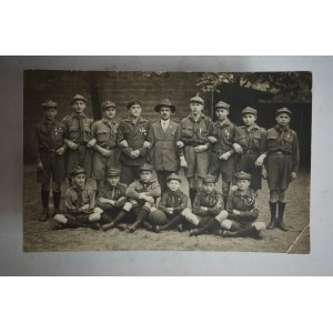 Grupa harcerzy II RP z medalami przypiętymi do mundurów, krzyże harcerskie, sznury, 1925r. (?)