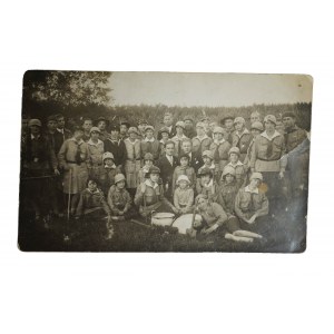 Harcerstwo kobiece II RP Podchody w Nowym Tomyślu, lata 20-te XXw., charakterystyczne mundurki i nakrycia głowy