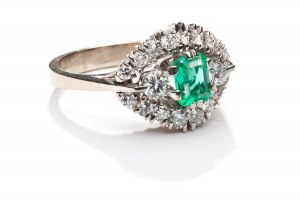 Ring mit Smaragd und Diamanten 20/20 Jahrhundert.