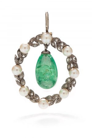 Prívesok so smaragdom a perlami začiatok 20. storočia.