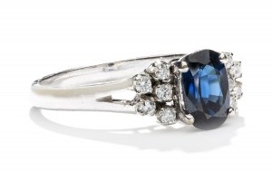 Prsten se safírem a diamanty z konce 20. století.
