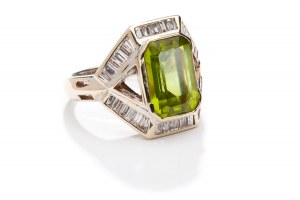 Prsteň s olivínom a diamantmi 2. polovica 20. storočia.