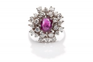 Prsten s rubínem a diamanty 20.-20. století.