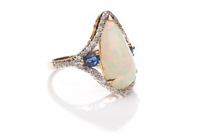 Anello con opale, diamanti e zaffiri inizio XXI secolo.