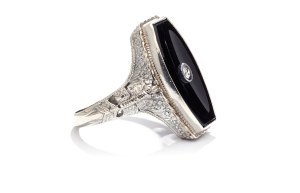 Bague avec onyx et diamant période de l'entre-deux-guerres