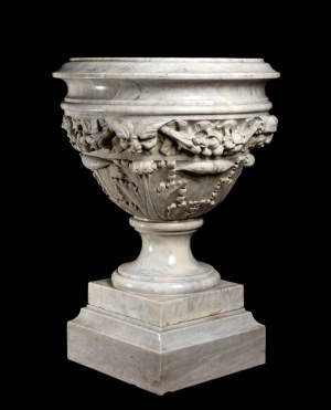 Vaso in marmo intagliato italiano