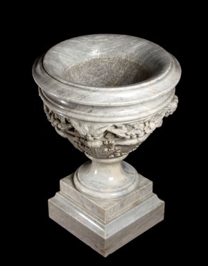 Italienische Vase aus geschnitztem Marmor