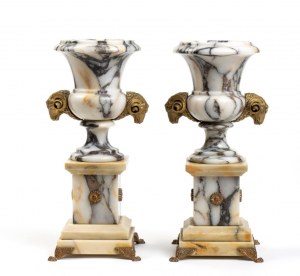 Coppia di piccoli vasi italiani in marmo Gran Tour