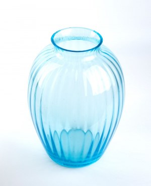 CARLO MORETTI - MURANO Murano, 1934 - 1984, CARLO MORETTI - MURANO Murano, 1934 - 1984 Váza z vrúbkovaného skla v tónoch modrej