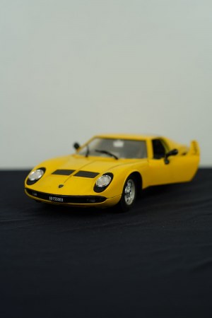 LAMBORGHINI MIURA '76/'77 DAR VEDENÍ SPOLEČNOSTI LUCIO DALLA, MĚŘÍTKO 1:18