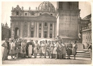 Soldats du 2e CORPS PUSHNZ sur la place Saint-Pierre, à Rome.