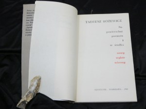 A la surface du poème et à l'intérieur : une nouvelle sélection de poèmes / Tadeusz Różewicz 1983