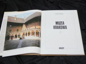 Museums of Cracow / [introduction by Tadeusz Chruścicki ; text by Franciszek Stolot].