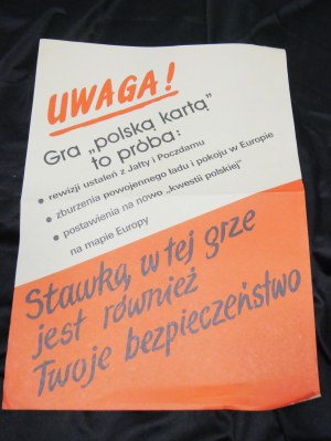 Aufmerksamkeit beim Spielen der polnischen Karte - Propagandaplakat aus der Zeit des Kommunismus