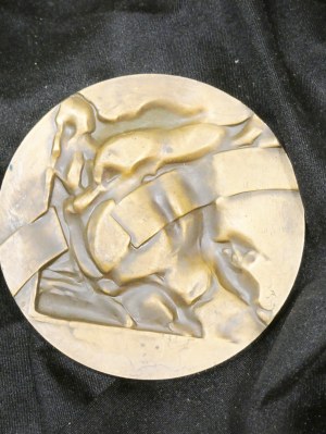 Médaille Anna Jarnuszkiewicz PIĘĆDZIESIĄT LAT AKADEMII WYCHOWANIA FIZYCZNEGO 1929-1979 WARSAW, conçue et réalisée par Anna Jarnuszkiewicz