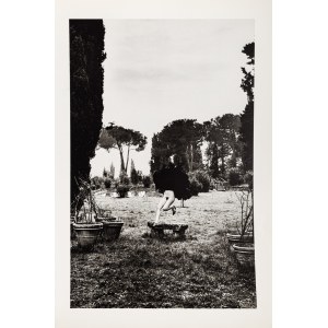 Helmut Newton, In a garden near Rome - 1977 z teki ''Special Collection 24 photos lithographs'', 1980