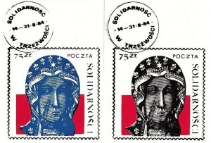 Dwa znaczki Poczty Solidarności z wizerunkiem Matki Boskiej Częstochowskiej oraz stemplem 
