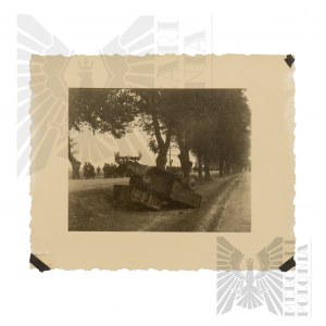 2 WŚ / II RP Zdjęcie Zniszczonego Wozu na Tle Kolumny Polskich Jeńców Wojennych - Wrzesień 1939 rok.