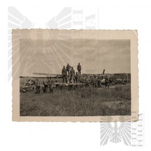 2 WŚ / II RP Zdjęcie Niemieccy Żołnierze Stojący Na Zniszczonych Polskich Samolotach.
