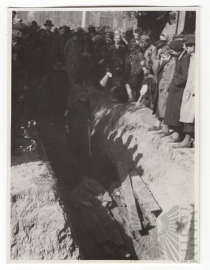 Warsaw 1946 (?) - Exhumation of the Street Mogiły.