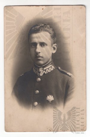 II RP 1927. - Fotografia kaprála s odznakom 1. Krechoveckého jazdeckého pluku prezentovaná vo Varšave