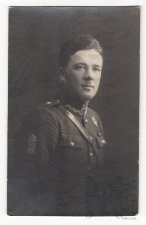 II RP Photo - Second Lieutenant of the Polish Army - Cross of Valour - Shoulder Angles.