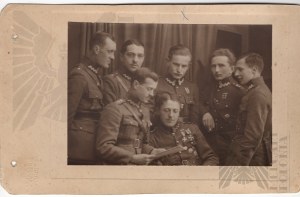 II RP - 6. peší pluk Legie - podporučík Ludwik Wiktor Groniecki (Katyńczyk) - skupina dôstojníkov Pri čítaní. Vyznamenania, legionárska pracka, cca. 1921 r.