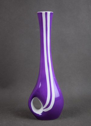 Vase mit Loch, Ćmielów, 1960er Jahre. (violett)