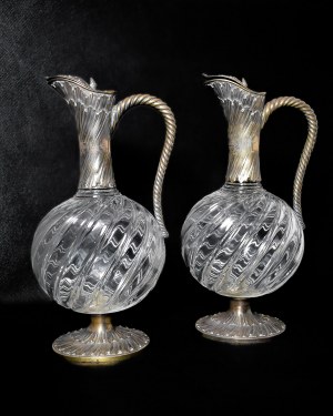 Una coppia di brocche in cristallo battuto in argento