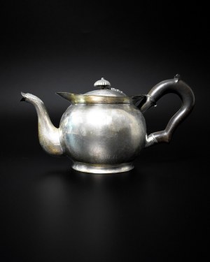 Srebrny czajnik do herbaty