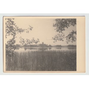 Trakai - vue du lac - ruines du château au loin (1012)