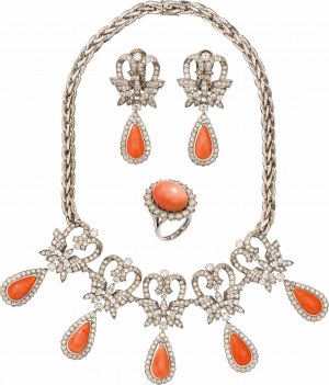 Ensemble with corals and diamonds